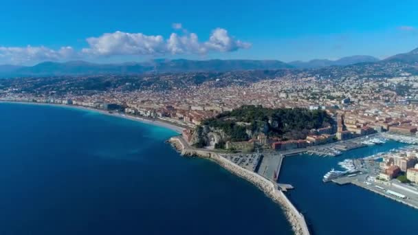 4 k luchtfoto hyperlapse van Nice Frankrijk promenade, Middellandse Zee en weergave van de luchthaven. Frankrijk stad timelapse panorame. - Video