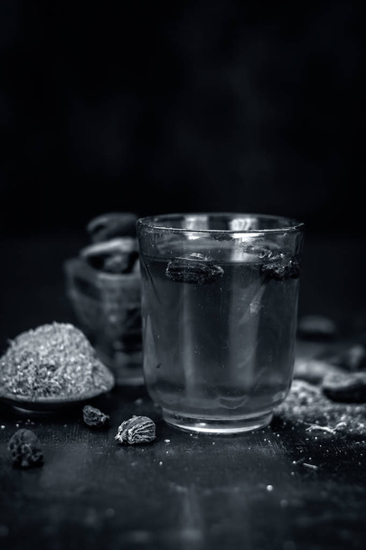 Close up view of water of Black cardamom with its powder and raw whole black cardamom. - 写真・画像