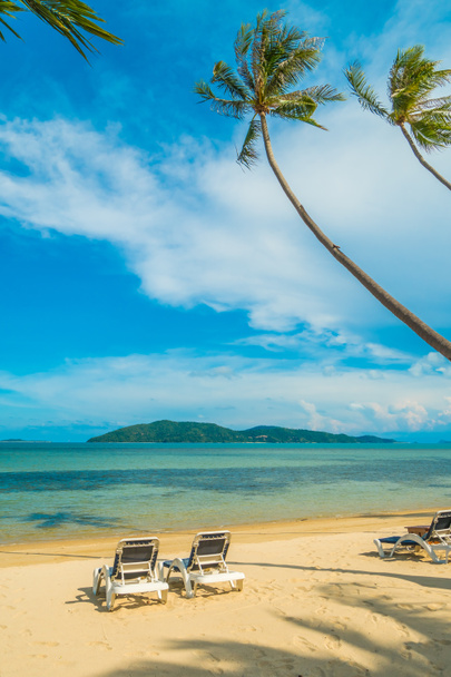 Belle plage tropicale et mer avec cocotier et chaise dans l'île paradisiaque
 - Photo, image