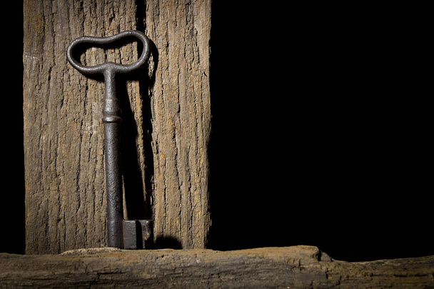 Oldtimer-Schlüssel hängt an einem alten Baumstamm - Foto, Bild