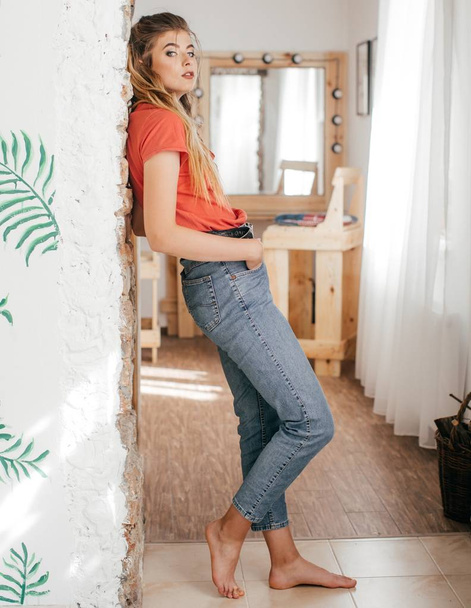 Bella giovane donna in jeans in posa in studio
  - Foto, immagini