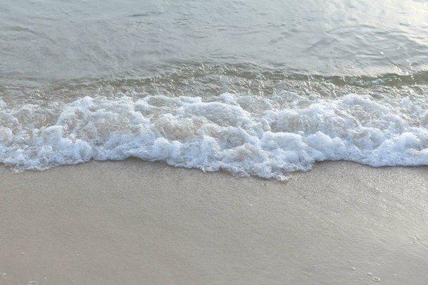 Meri aaltoja iski hiekkarannalle aamulla, kopioi tilaa tekstiä
 - Valokuva, kuva