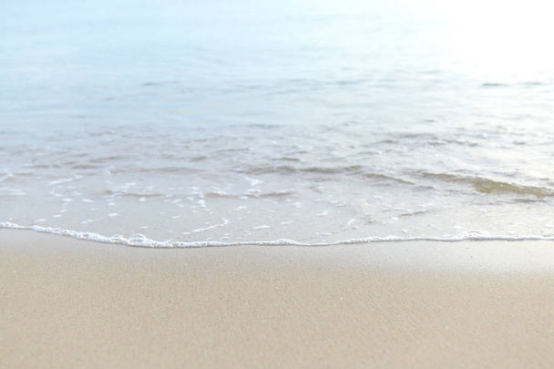 Il mare con le onde ha colpito la spiaggia di sabbia al mattino, con testo copia spazio
 - Foto, immagini
