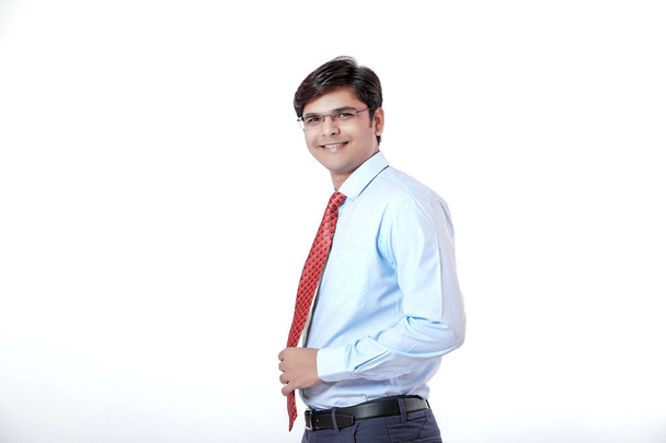 Junge indische Geschäftsmann auf weißem Hintergrund - Foto, Bild