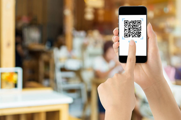Pago a través de un código QR realista en pantalla blanca, compras en línea, tecnología de concepto de pago utilizando la aplicación móvil para escanear el código de barras
. - Foto, Imagen