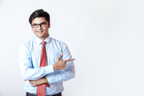 Junge indische Geschäftsmann auf weißem Hintergrund - Foto, Bild