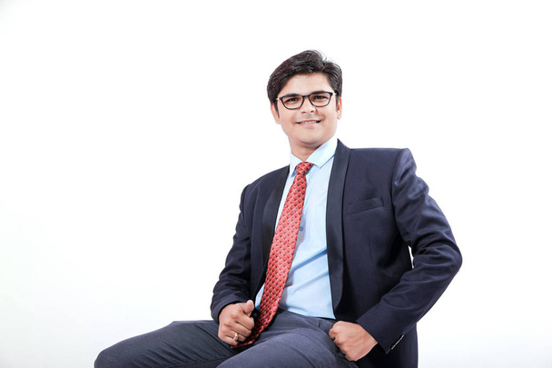 Νεαρός Ινδός επιχειρηματίας σε λευκό φόντο - Φωτογραφία, εικόνα