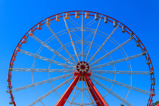 Чортове колесо на тлі блакитного неба, в парку Горького. М. Харків - Фото, зображення
