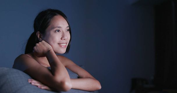 Frau schaut nachts Video am Computer - Foto, Bild
