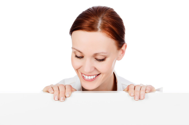 lachende jonge zakenvrouw met een leeg bord - Foto, afbeelding