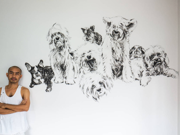 Festés csoport kutyák nyúl, fekete-fehér akril szürke cement fal háttér dekoráció vagy emlékmű kisállat tulajdonos. - Fotó, kép
