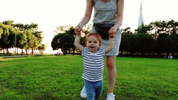 Νεαρή όμορφη μητέρα με το χαριτωμένο κοριτσάκι γέλιο μωρού - Πλάνα, βίντεο