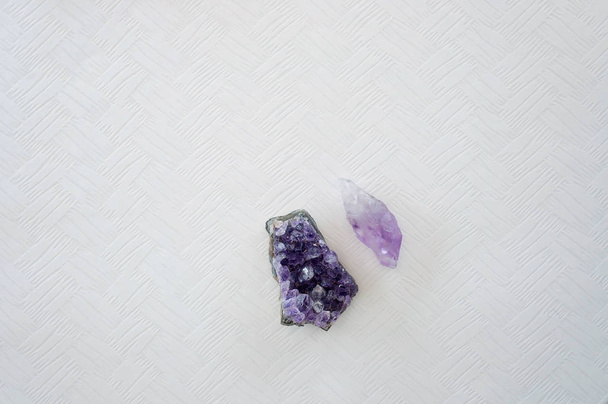 spirituelle heilende Amethyst-Kristalle oder Edelsteine werden verwendet, um die Intuition zu heben, gute Energie und positive Schwingungen zusammen mit Gleichgewicht und Frieden in den Geist zu bringen.. - Foto, Bild