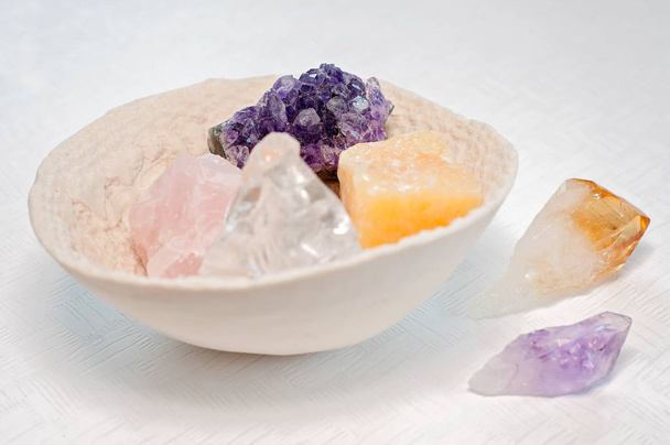 Gyógyító kristályok és kövek: Amethyst pont és a fürt, világos kvarc, citrin, rózsakvarc és a kalcit használják, hogy a pozitív energia, és a belső béke - Fotó, kép