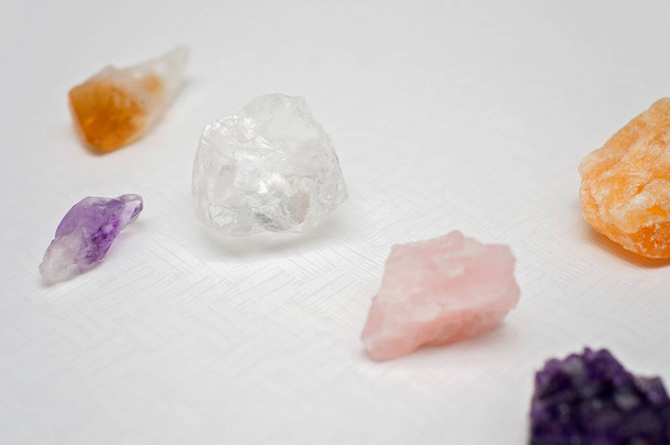 Helende kristallen brengen goede vibes en positieve trillingen: calciet, Amethyst-cluster en punt, bergkristal, Citrien en Rozenkwarts - Foto, afbeelding