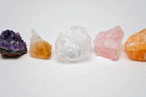 Les cristaux de guérison apportent de bonnes vibrations et des vibrations positives : amas d'améthyste, quartz clair, citrine, calcite et quartz rose sur une table
 - Photo, image