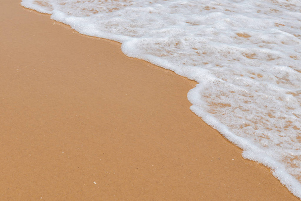 pehmeä aalto hiekkarannalla
 - Valokuva, kuva