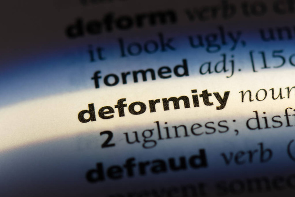 palavra deformidade em um dicionário. conceito de deformidade
 - Foto, Imagem
