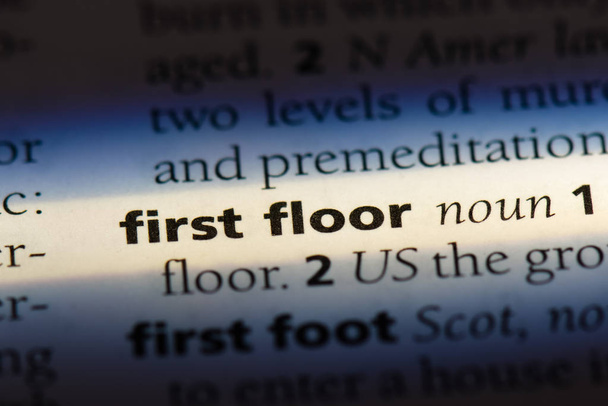 Wort im ersten Stock in einem Wörterbuch. Konzept im ersten Stock - Foto, Bild