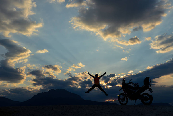 kräftiger, energischer und positiver Motorrad-Abenteurer - Foto, Bild