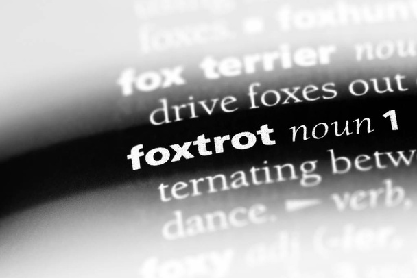 辞書でその単語をフォックス トロットします。フォックス トロットのコンセプト - 写真・画像