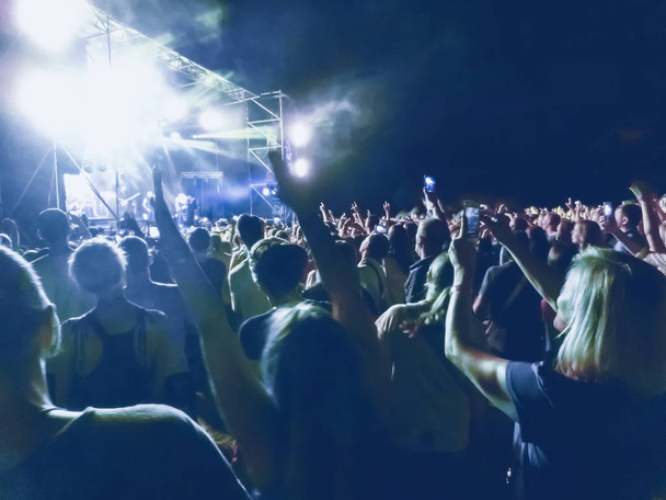 Publikum hebt die Hände und genießt große Festival-Party oder Konzert. - Foto, Bild