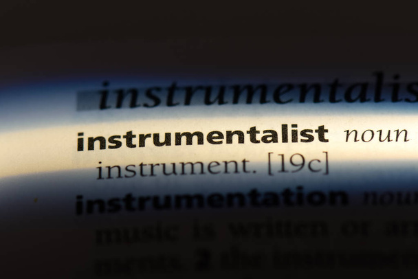 palabra instrumentalista en un diccionario. concepto instrumentalista
. - Foto, Imagen