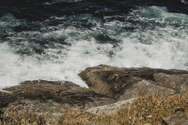 岩に波を壊す青い海の素敵な風景 - 写真・画像