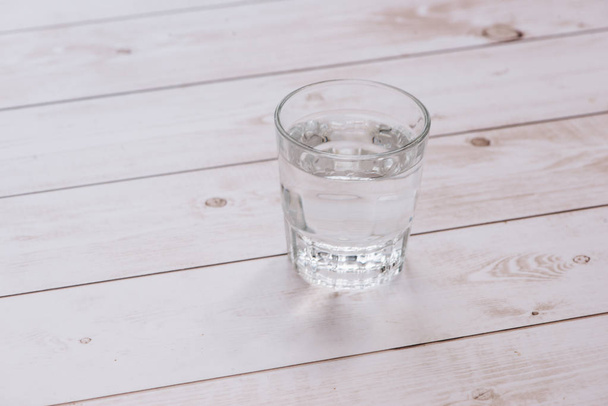 Bicchiere d'acqua su sfondo tavolo di legno
 - Foto, immagini