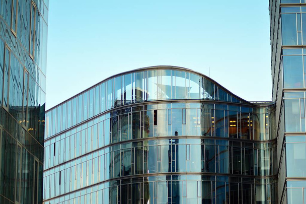 Fragmento abstracto de la arquitectura contemporánea, paredes de vidrio y concreto.Muro cortina de vidrio del edificio de oficinas moderno
 - Foto, Imagen