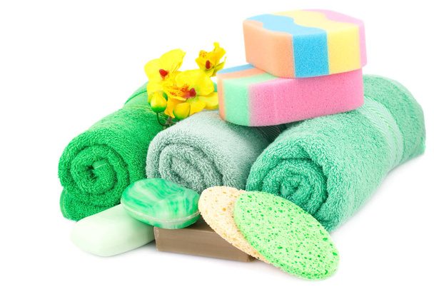 Spa, ręczniki, mydła, gąbki i storczyków kwiaty na białym tle. - Zdjęcie, obraz