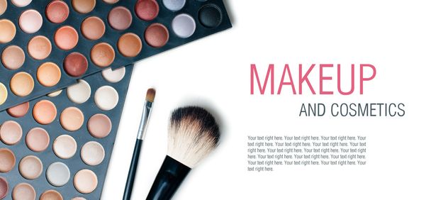 kleurrijke eyeshadows en make-up borstels - Foto, afbeelding