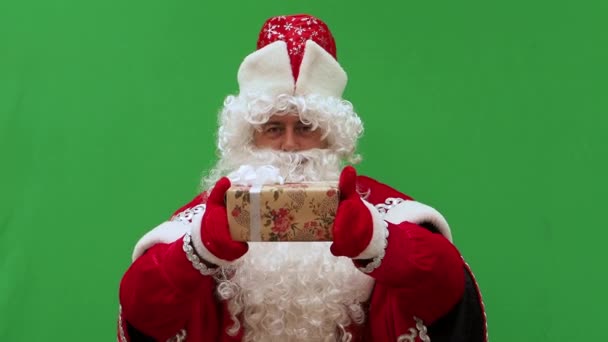 Father Frost gives a gift. The New Year's character stretches to the viewer beautifully packed box. - Metraje, vídeo