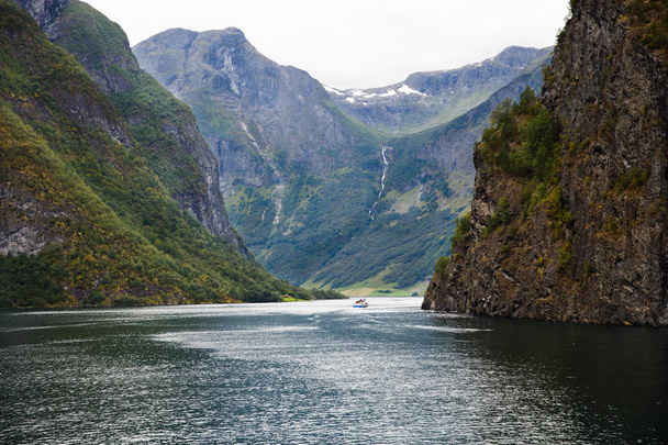 Krajina s Naeroyfjord a vysoké hory v Norsku. - Fotografie, Obrázek