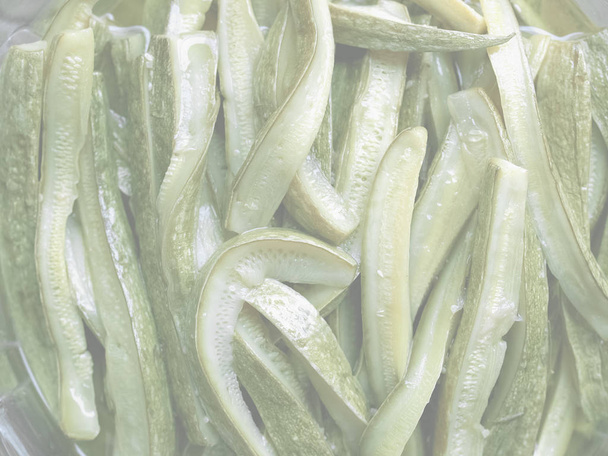 Calabacines verdes o verduras de calabacín, delicado tono suave descolorido útil como fondo
 - Foto, imagen