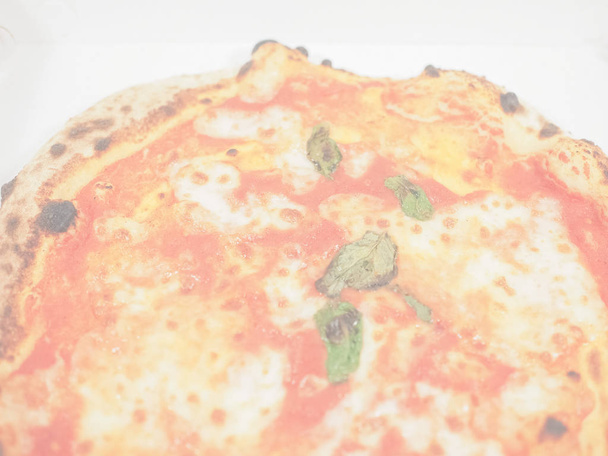 Margherita aka margarita pizza tradicional italiana en una caja de cartón, delicado tono suave descolorido útil como fondo
 - Foto, Imagen