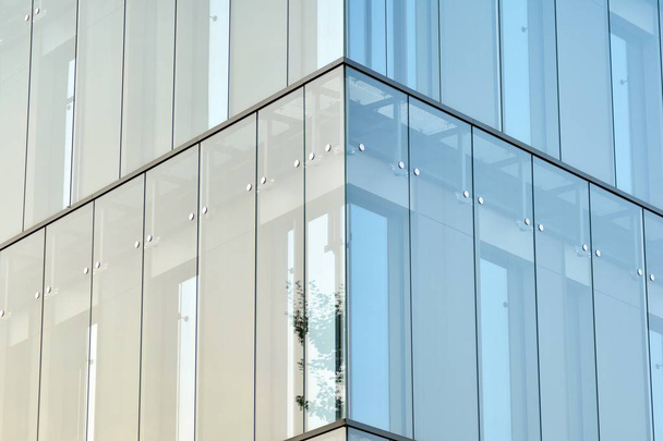 abstraktes Fragment zeitgenössischer Architektur, Wände aus Glas und Beton. Glasvorhangwand eines modernen Bürogebäudes - Foto, Bild