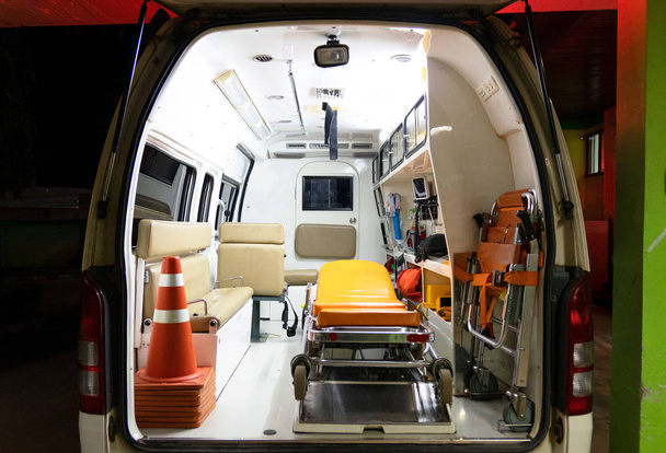 Tıbbi ekipman ile bir ambulans içinde. Araba hasta için başvurun . - Fotoğraf, Görsel