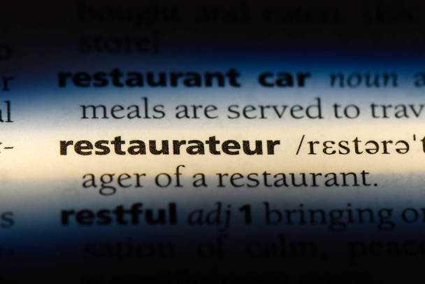 restaurateur word in a dictionary. Концепция ресторатора
. - Фото, изображение