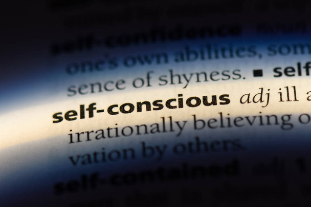 palabra consciente de sí mismo en un diccionario. concepto autoconsciente
. - Foto, Imagen