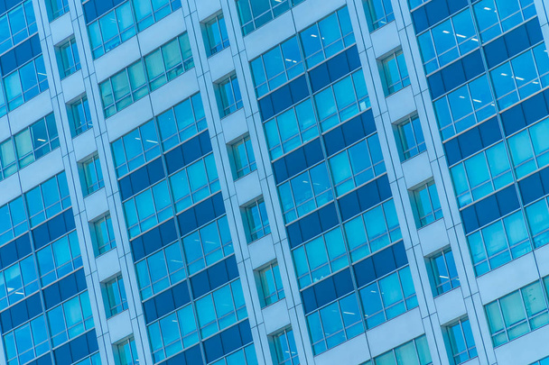 Bel immeuble de bureaux extérieur et architecture avec motif de fenêtre
 - Photo, image