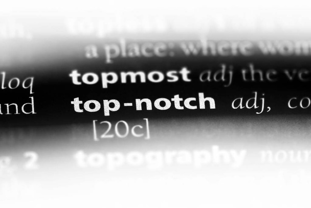 単語を辞書で上のノッチ。上のノッチのコンセプト. - 写真・画像