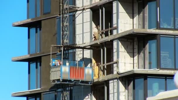 Construction gratte-ciel de bâtiments de grande hauteur Le constructeur monte sur l'ascenseur
 - Séquence, vidéo