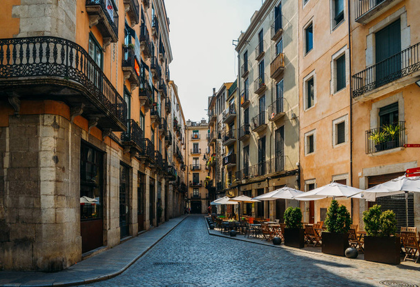Szeroki kąt widzenia pusty ulicy w zabytkowym centrum miasta Girona - Zdjęcie, obraz
