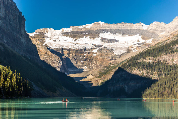 Дивовижні озера, в оточенні гір і льодовиків, туристів, що робить каяк в Синє небо день в Banff Національний парк в Канаді - Фото, зображення