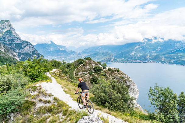 Mountainbiker en un solo sendero sobre el lago de Garda
 - Foto, Imagen