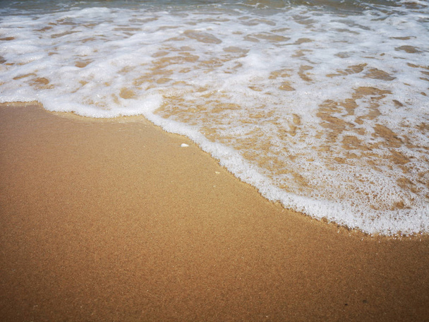 Παραλία το καλοκαίρι και το απαλό κύμα παρελθόν. Άμμος και θάλασσα - Φωτογραφία, εικόνα