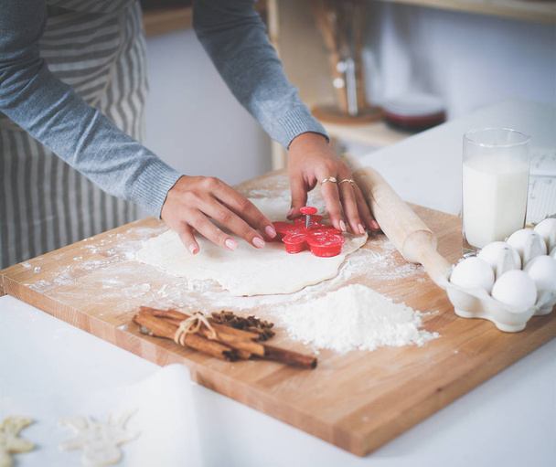 Woman making christmas cookies in the kitchen - Фото, зображення