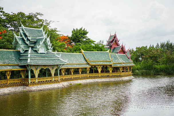 oro y verde pabellón de lujo vintage fue construido en la piscina, Muang Boran, Tailandia
. - Foto, Imagen