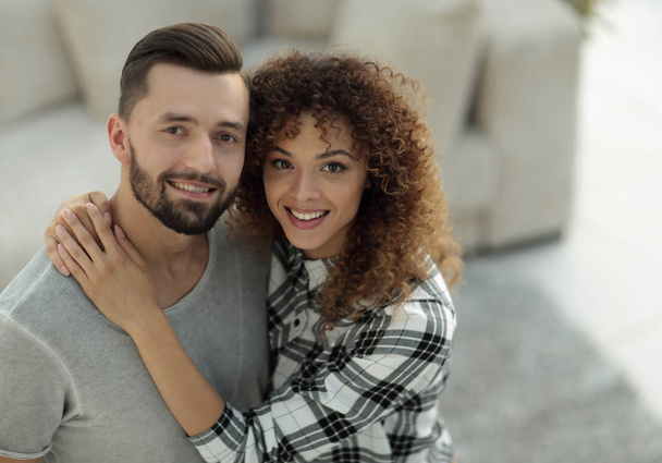 young couple standing in new living room and looking at camera - Foto, Imagem
